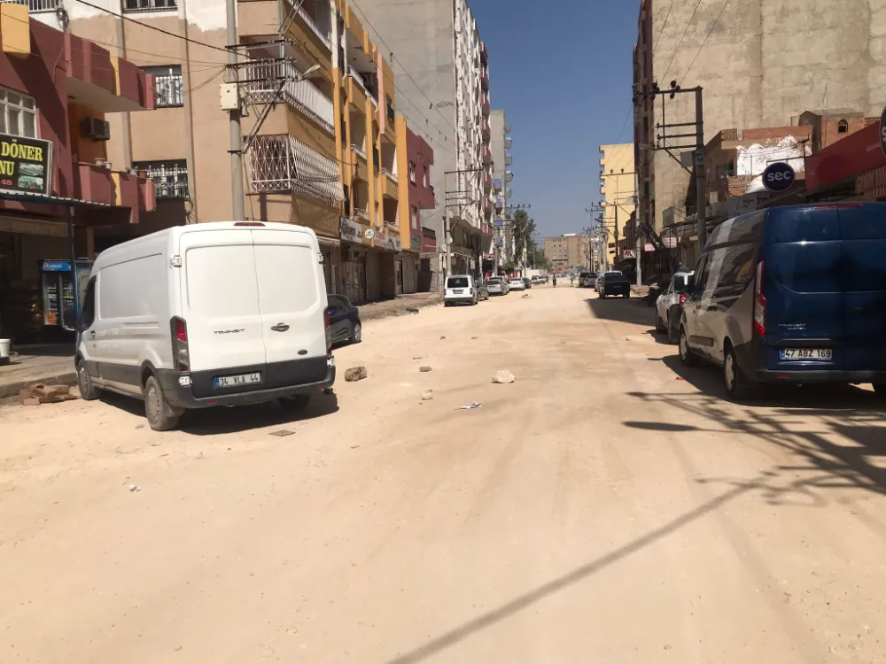 Kızıltepe’de Ceylanpınar Caddesi esnafı yolun bitirilmesini istiyor