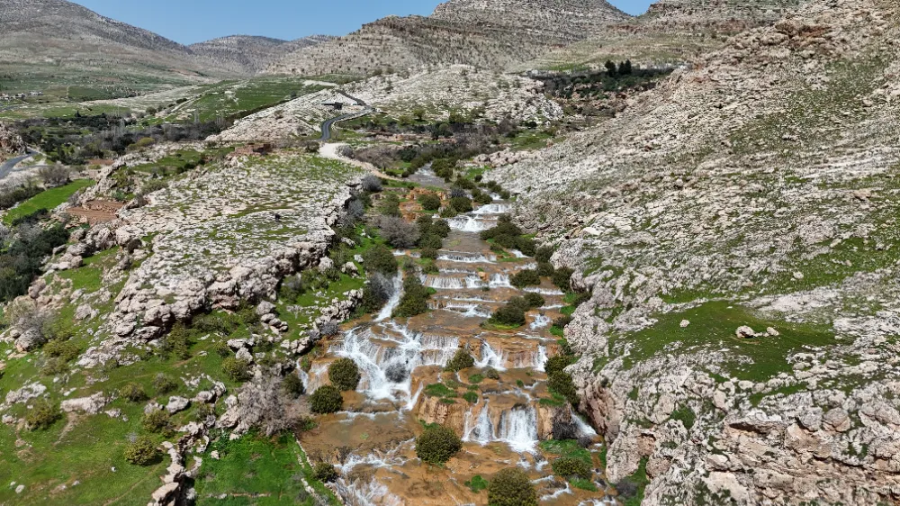 Kızıltepe’de 4 dağ arasına gizlenmiş doğa harikası: Emrud Şelaleleri
