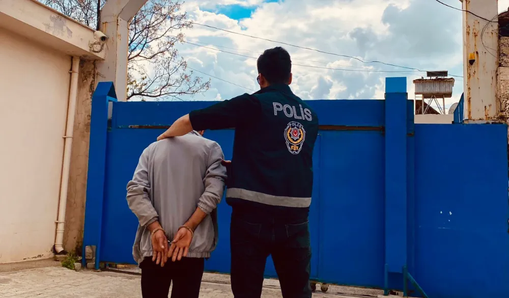 Kızıltepe polisi otomobilde hırsızlık yapan şahısı yakaladı