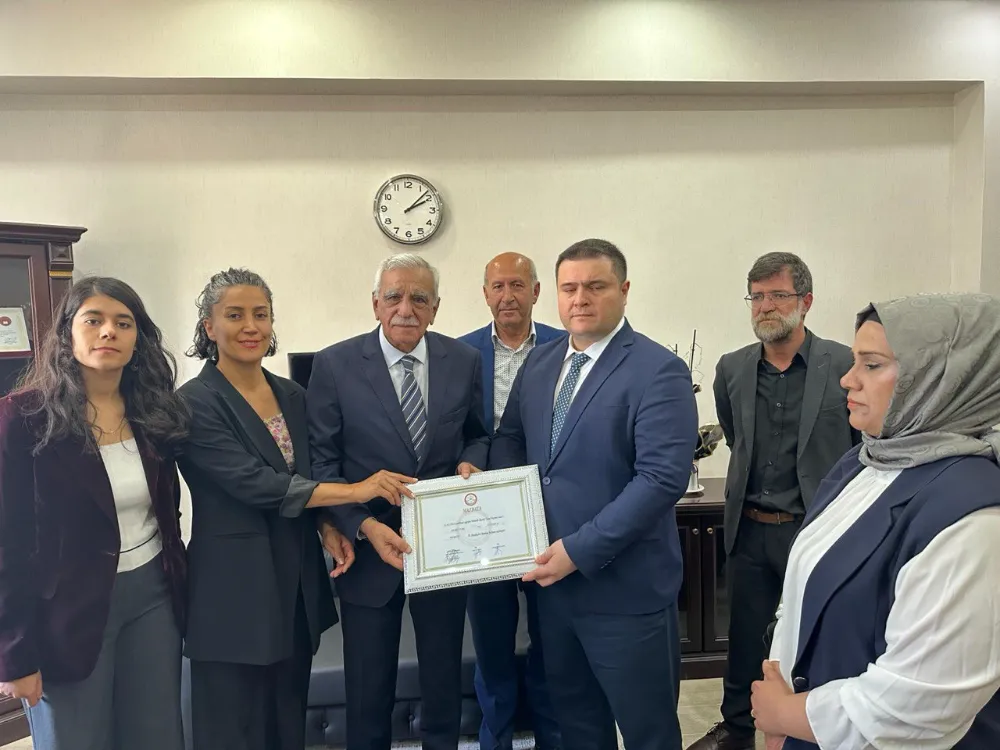 Mardin Büyükşehir Belediye Başkanı seçilen Türk mazbatasını aldı