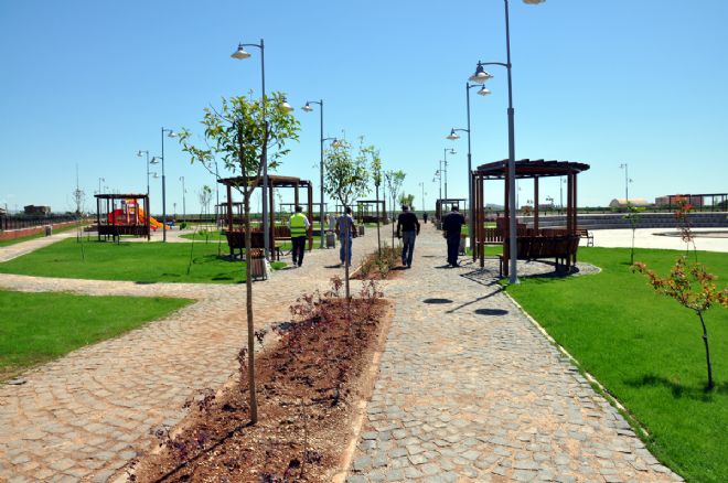 Atatürk mahallesinde yapımı devam eden park yakında hizmete açılacak