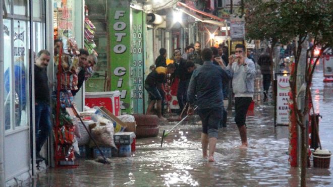 Kızıltepe`de yarım saat etkili olan yağmur hayatı felç etti