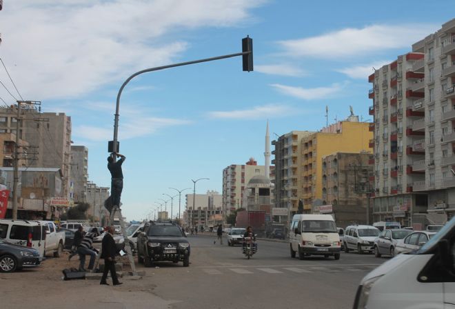 Kızıltepe`de trafik ışıkları onarılmaya başlandı