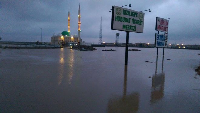 Kızıltepe`de 3 bin kişilik camii sular altında kaldı