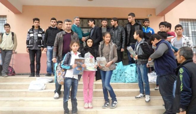 Federasyon Gençlerinden Öğrencilere Kırtasiye Yardımı