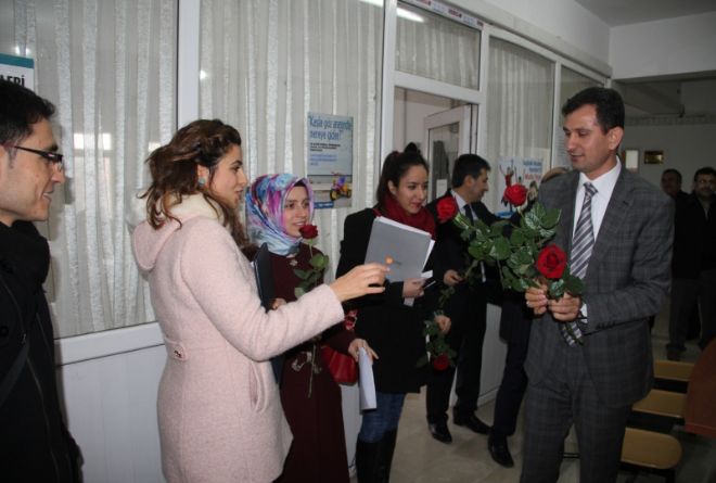 Yeni öğretmenler güllerle karşılandı