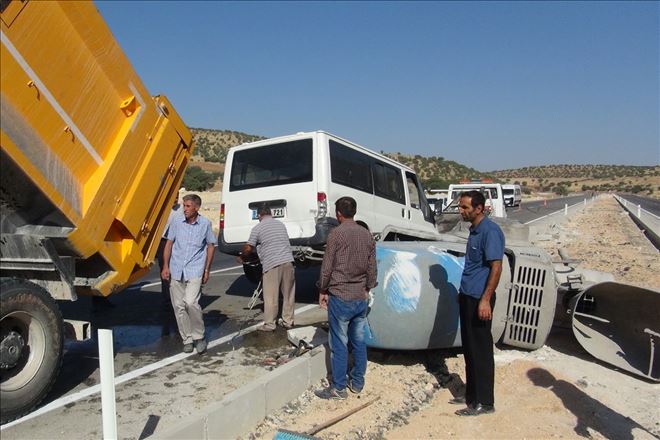 Tekerleği patlayan minibüs orta refüje çıktı