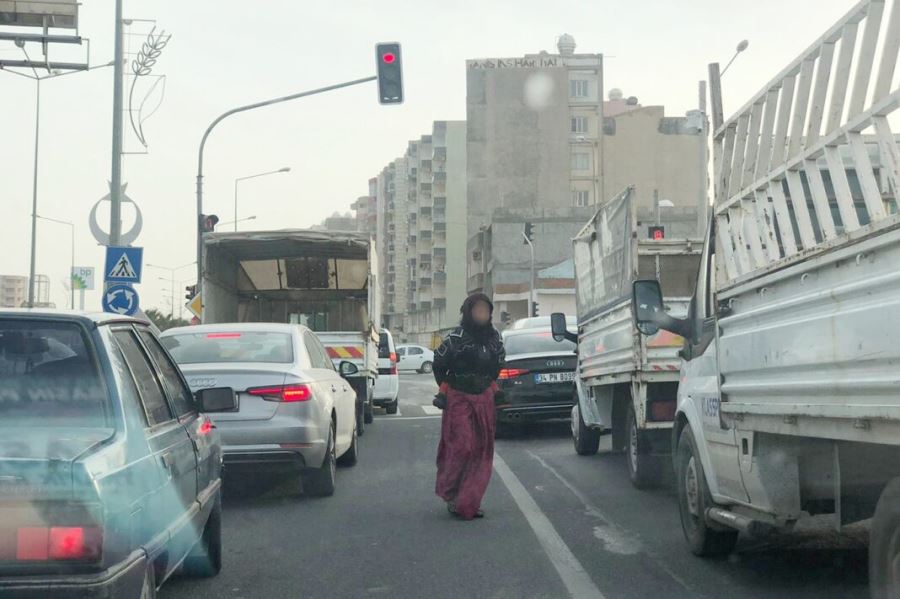 Kızıltepe’de kucağında bebekle duygu sömürüsü yapan dilencilere tepki