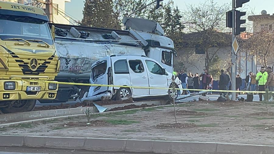 Kızıltepe’de tır hafif ticari aracın üzerine devrildi: 2 yaralı