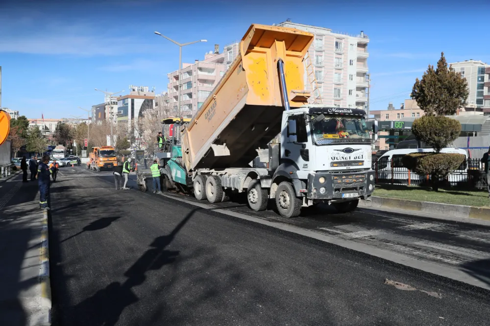 Büyükşehir Belediyesi Vali Ozan Caddesi ile Artuklu Belediyesi Kavşağında asfalt çalışması yaptı