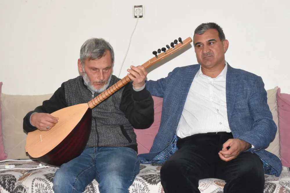 Başkan Temelli, görme engelli Dağ’ın bağlama isteğini yerine getirdi