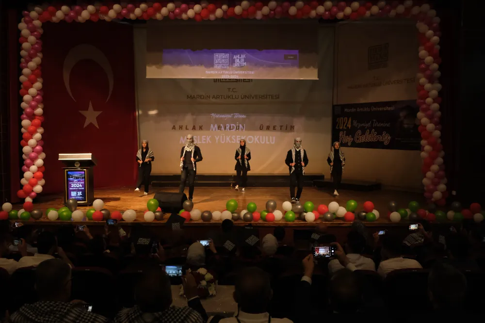 Üniversite Öğrencileri Mezuniyetlerini Dabke Dansı İle Kutladı