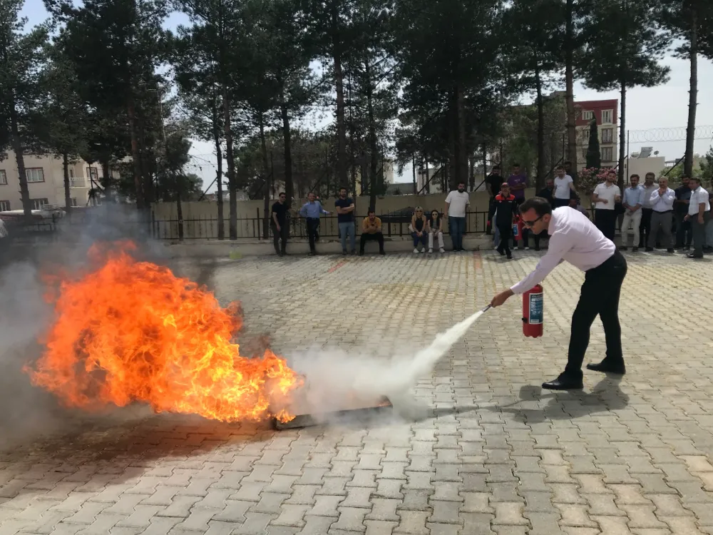 AFAD EKİBİNDEN KURUM AMİRLERİNE YANGIN SÖNDÜRME TATBİKATI