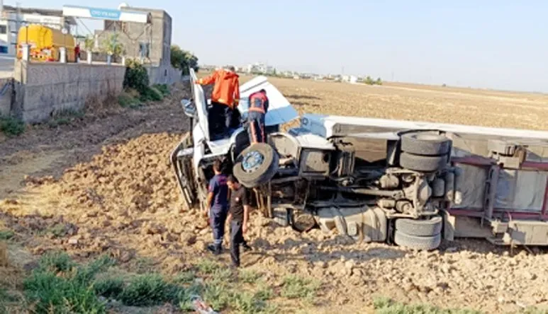 Kızıltepe’de TIR aracı devrildi: 1 Yaralı