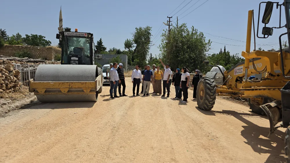 Kırsal mahallelerde yol çalışmaları sürüyor