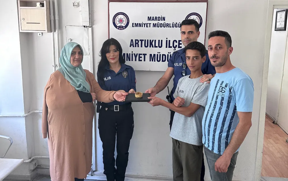 Mardinli genç yolda bulduğu altın bileziği polise teslim etti