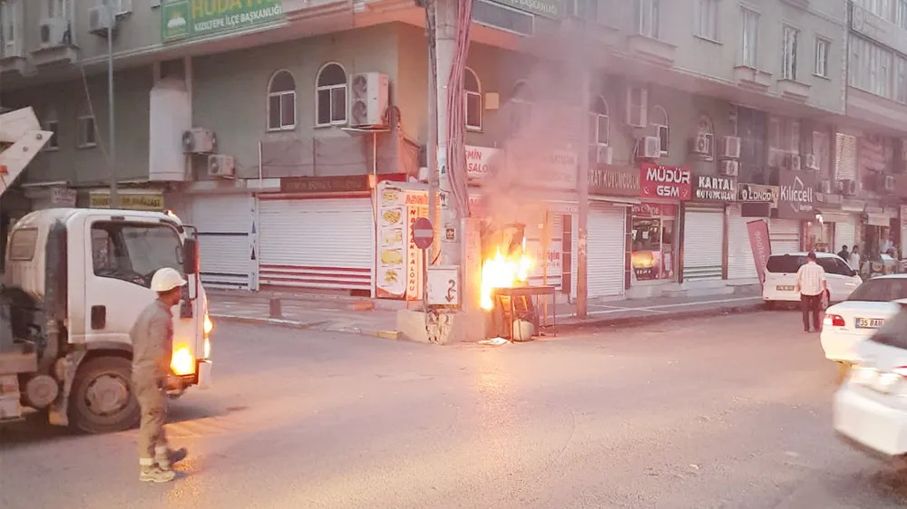 Elektrik panosu patladı, alevler yükseldi