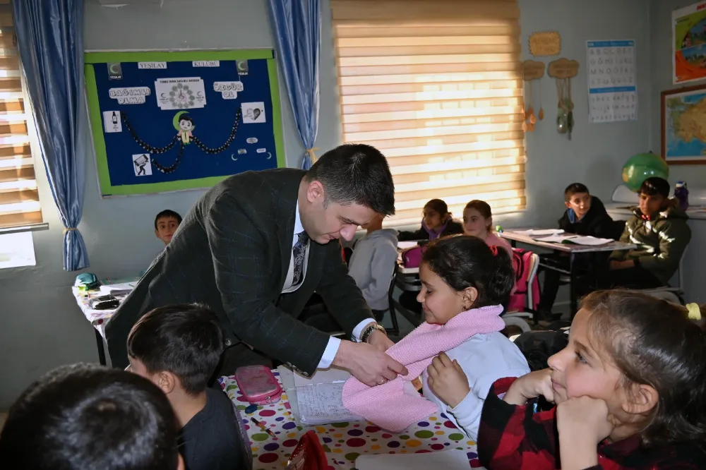 Şehit ailesi öğrencilere atkı, bere gönderdi