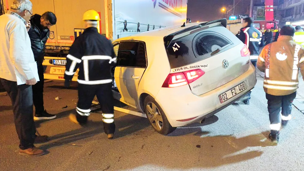 Tırın altına giren otomobilin arkasındaki yazı dikkat çekti