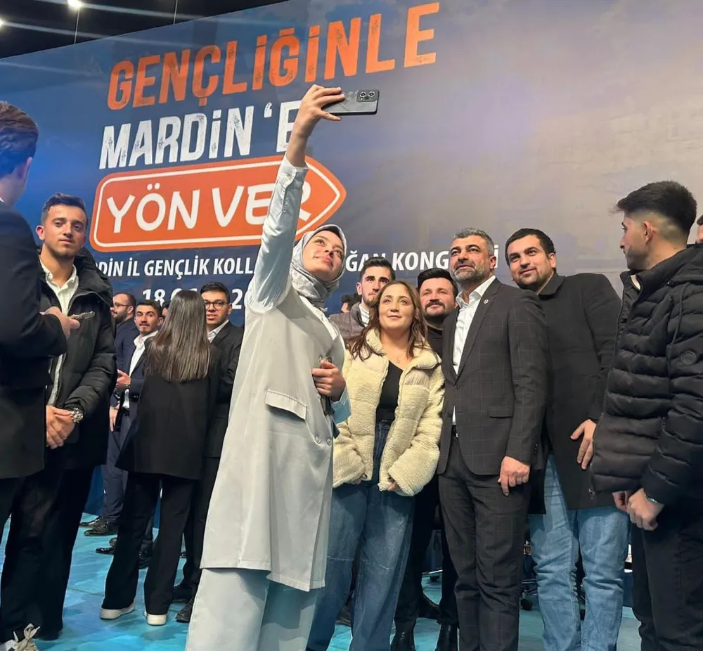 Gençlerle selfi çeken Faruk Kılıç: Sizlere bakınca kendi gençliğimi hatırlıyorum