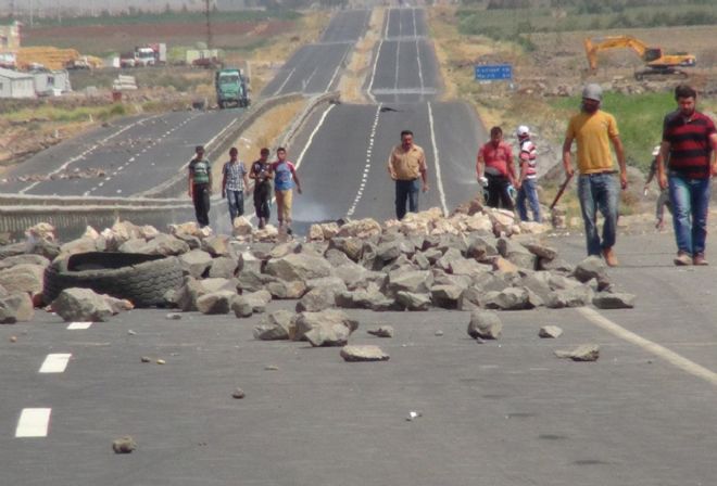 Elektrik kesintileri için yol kapatan çiftçilerden 3 kişi yaralandı